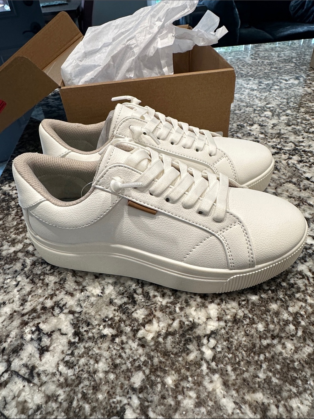 New in Box Dr Scholl’s Be Truly Fun White Sneakers size 6 women NEW